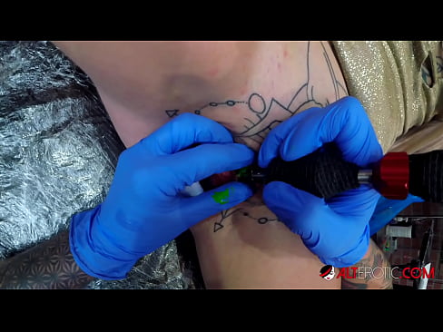 ❤️ Extremadamente tatuado hottie Sully Savage consiguió un tatuaje en su clítoris ❌ Porno en es.hochu-sex-tomsk.ru ❌️
